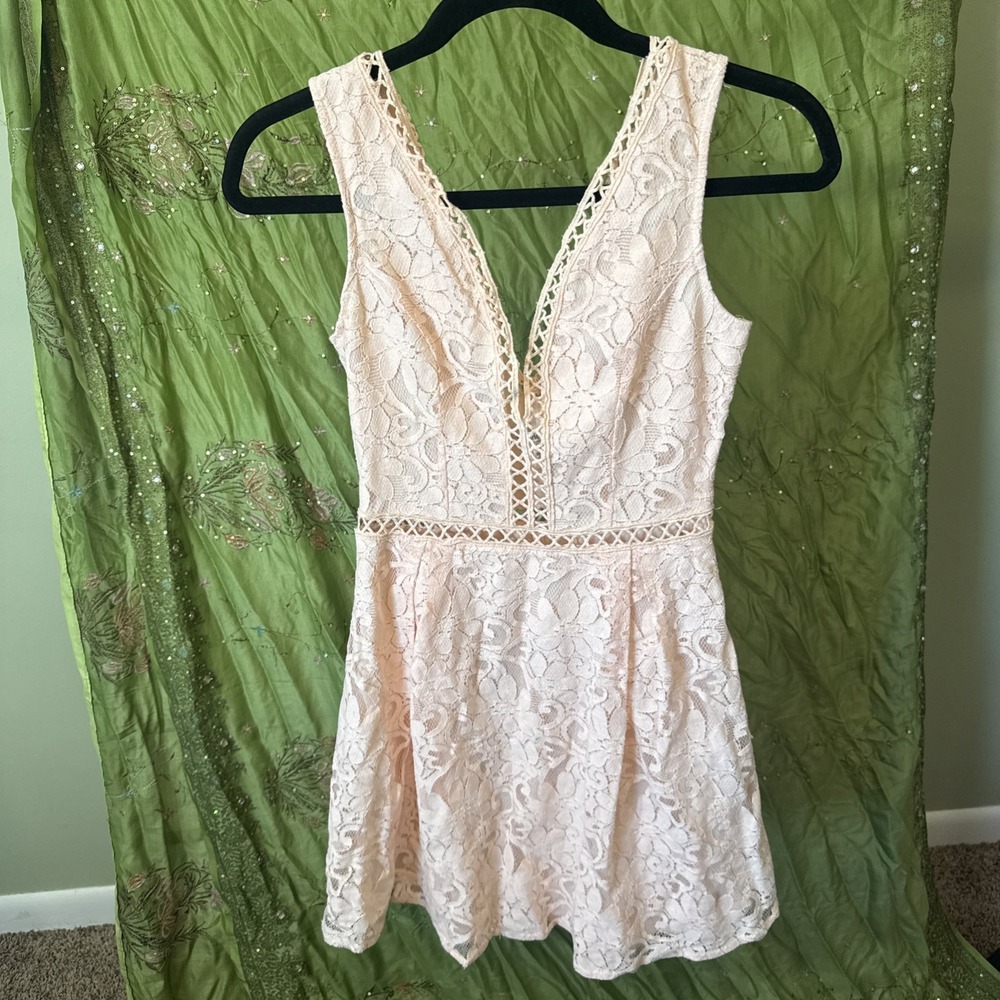 Charlotte‎ Russe Y2K Dress Lace Peach Fit And Flare V-Neck Spring Summer Size Sm